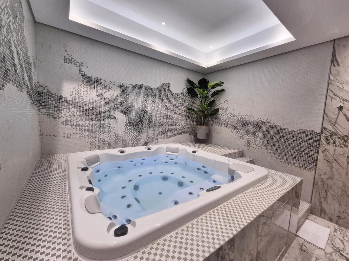 Downtown's Highest Pool & Full 5-star Luxury With Gym, And Restaurants Dubai