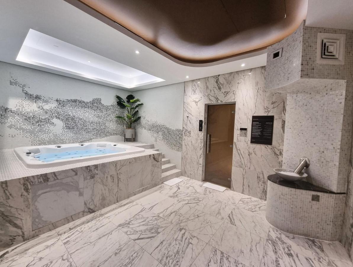 Downtown's Highest Pool & Full 5-star Luxury With Gym, And Restaurants * Dubai