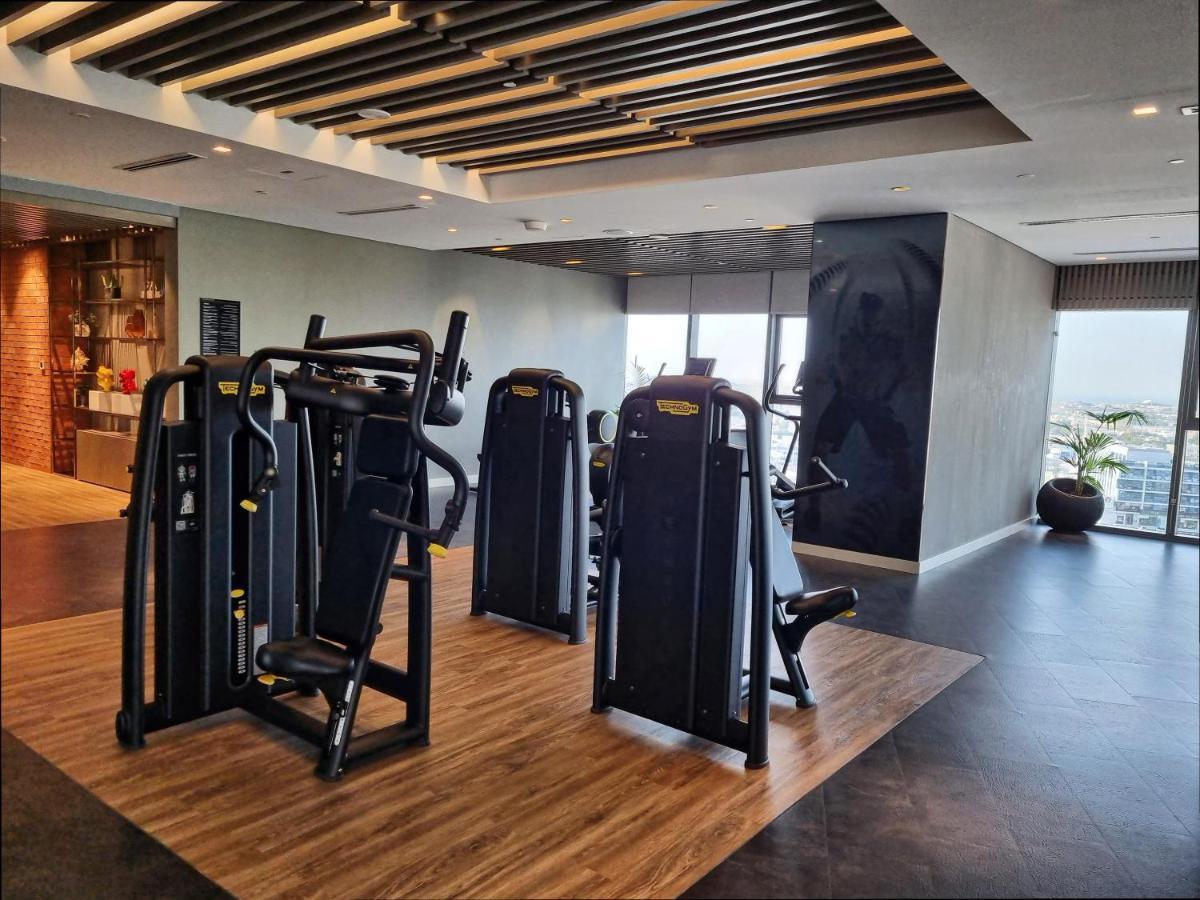 Downtown's Highest Pool & Full 5-star Luxury With Gym, And Restaurants