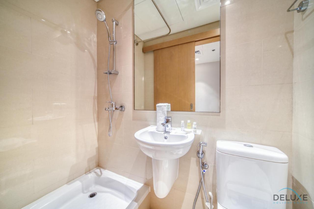 Elegant 3br With Assistant At Harbour Views Tower 1 By Deluxe Homes Apartment