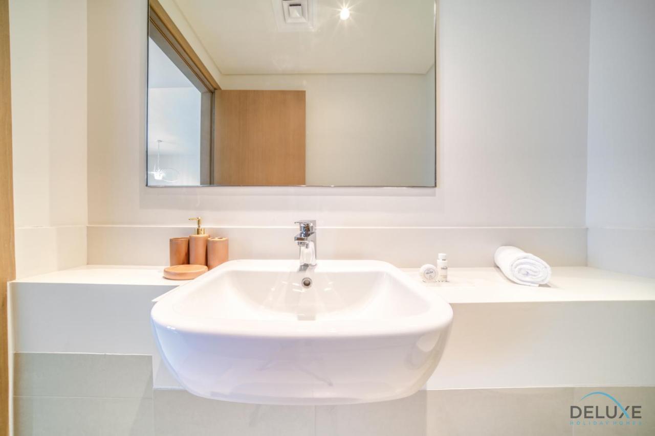 Elegant 3br With Assistant At Harbour Views Tower 1 By Deluxe Homes