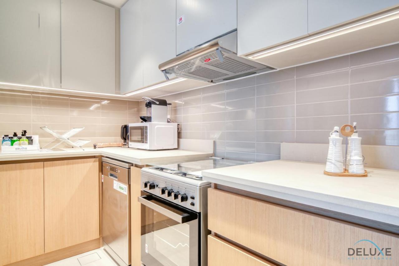 Classic 1br At Harbour Views Tower 1 By Deluxe Homes Apartment *