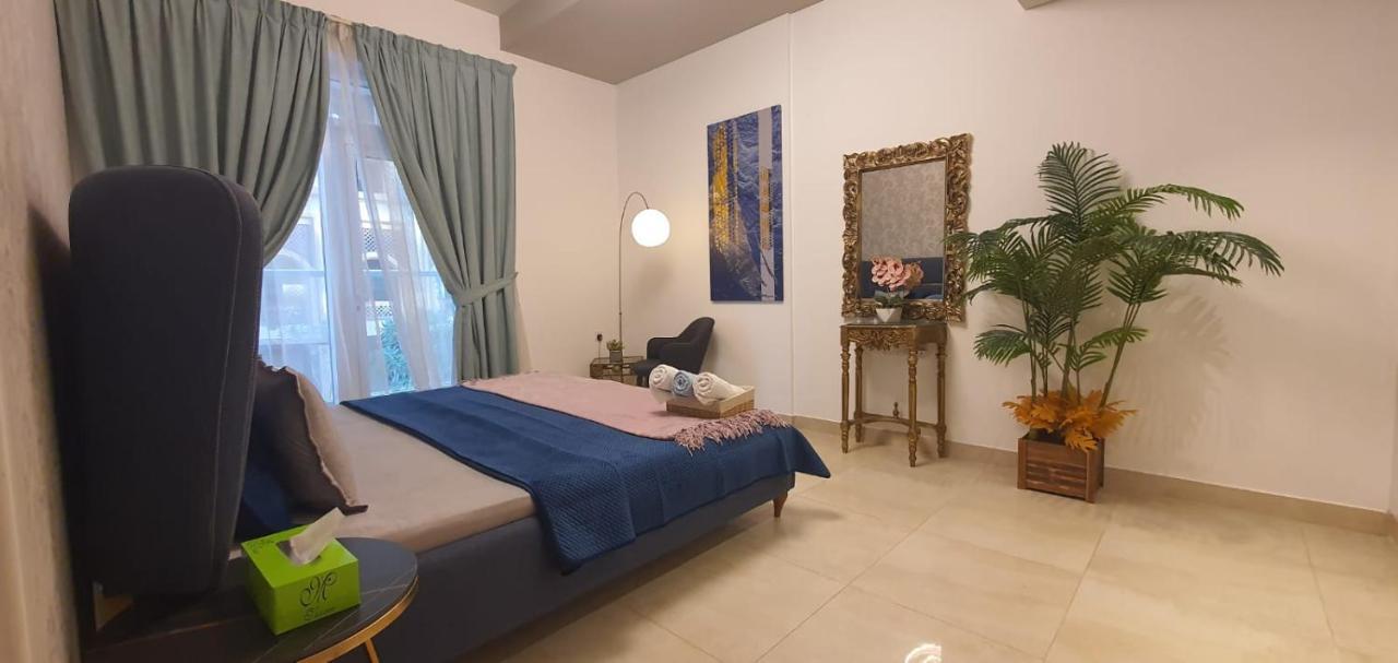 Luxury A Short Drive Away From Downtown Apartment *