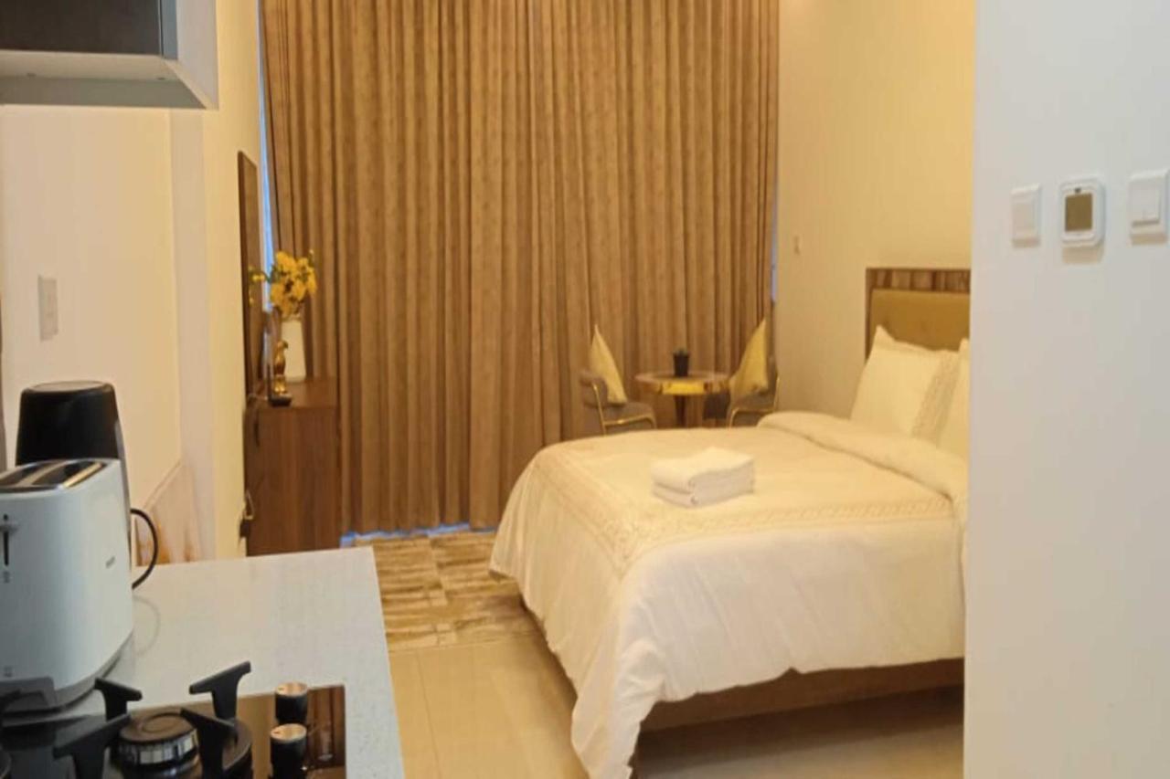 Oyo 990 Waves Tower Apartment Dubai