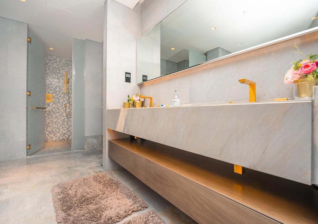 Luxury 2 Bedroom In The World Famous Apartment *