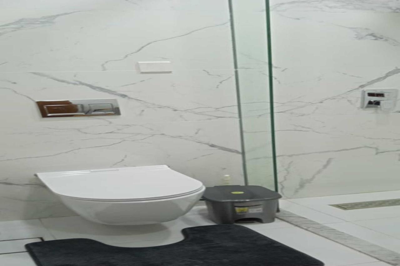 Oyo 990 Waves Tower Apartment