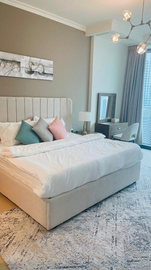 Amakin Burj Vista Tower 1 Apartment *