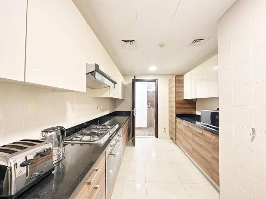 Walk To The Beach - Sparkle Towers With Marina Views Apartment *