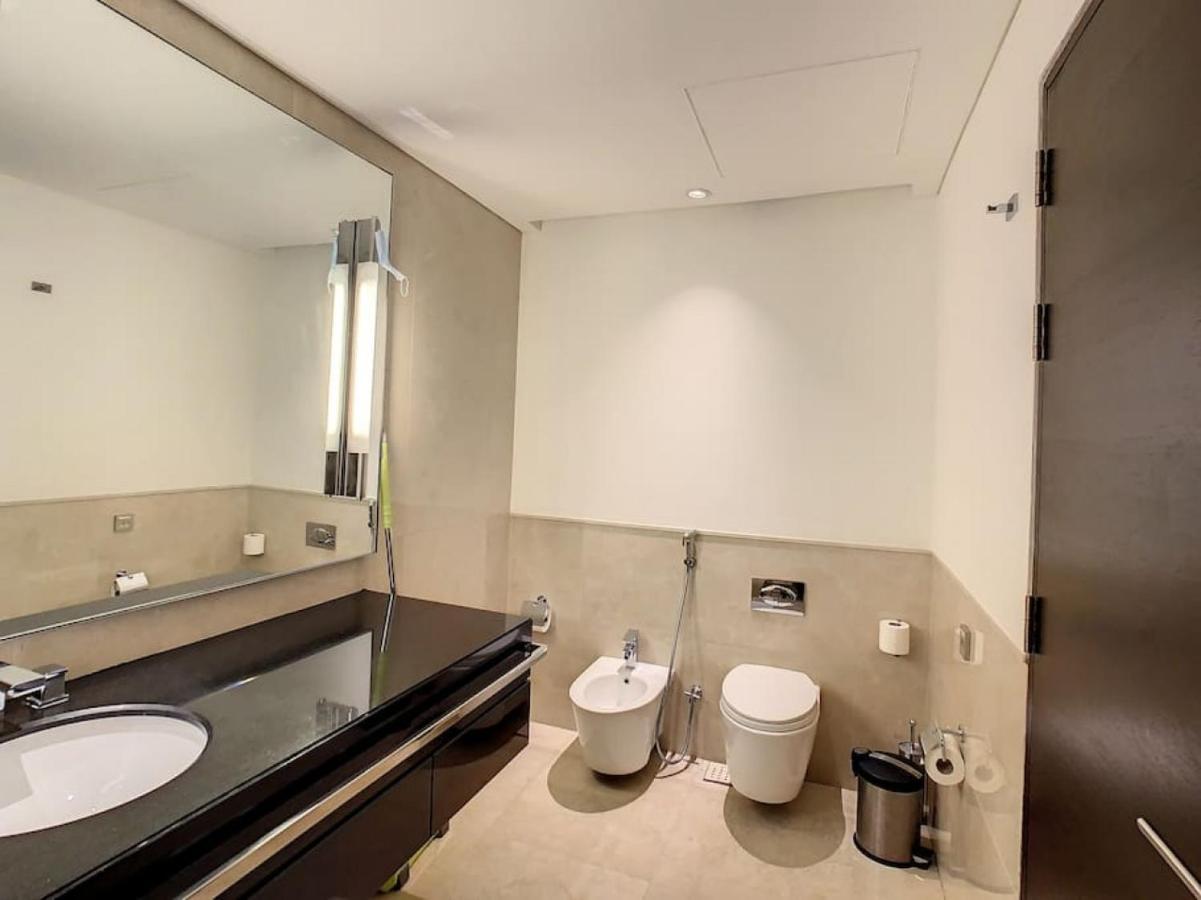 Key View - Emaar Residences, Marina Mall *