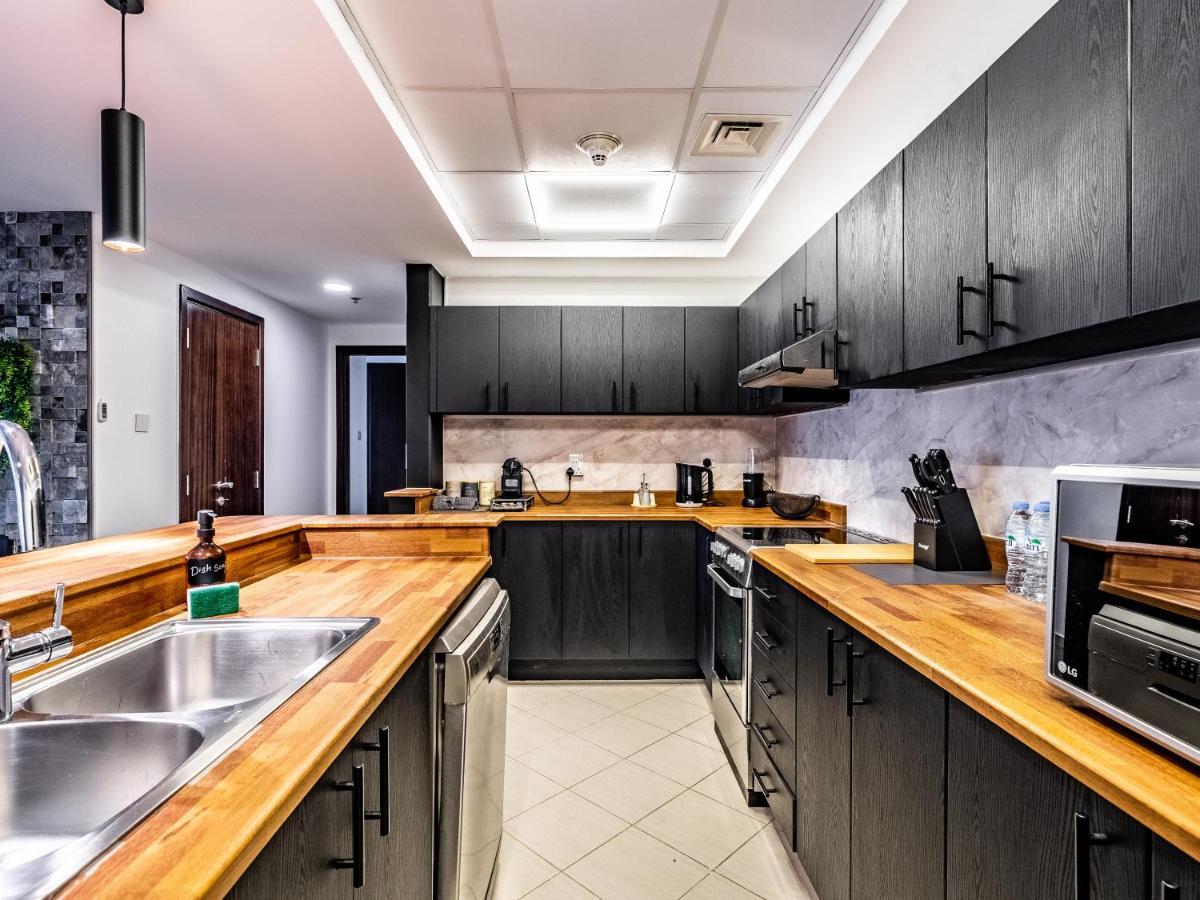 Lakeside Serenity Retreat With Soothing Views * Dubai