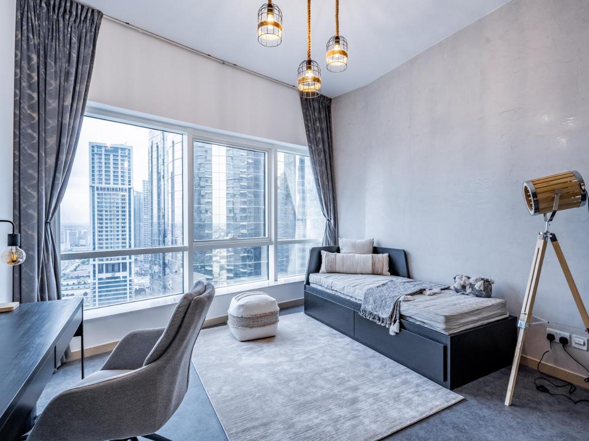 Apartment Lakeside Serenity Retreat With Soothing Views Dubai