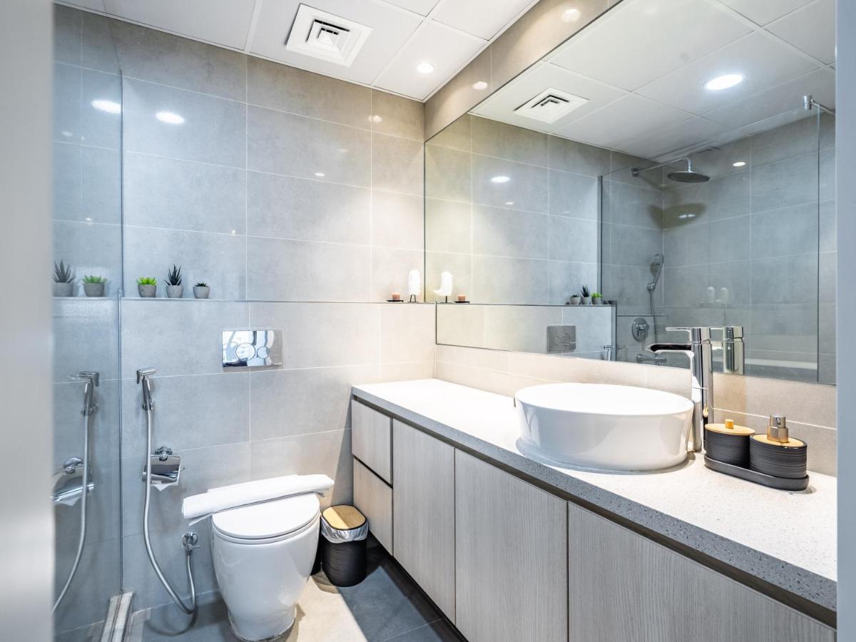 Lakeside Serenity Retreat With Soothing Views Apartment Dubai