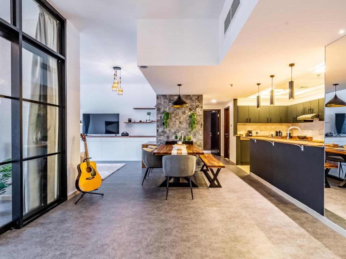 Lakeside Serenity Retreat With Soothing Views Apartment Dubai