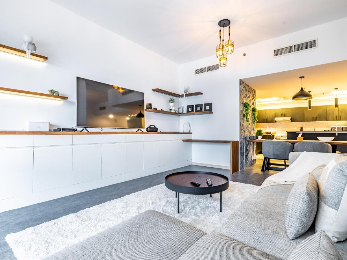 Lakeside Serenity Retreat With Soothing Views Apartment Dubai
