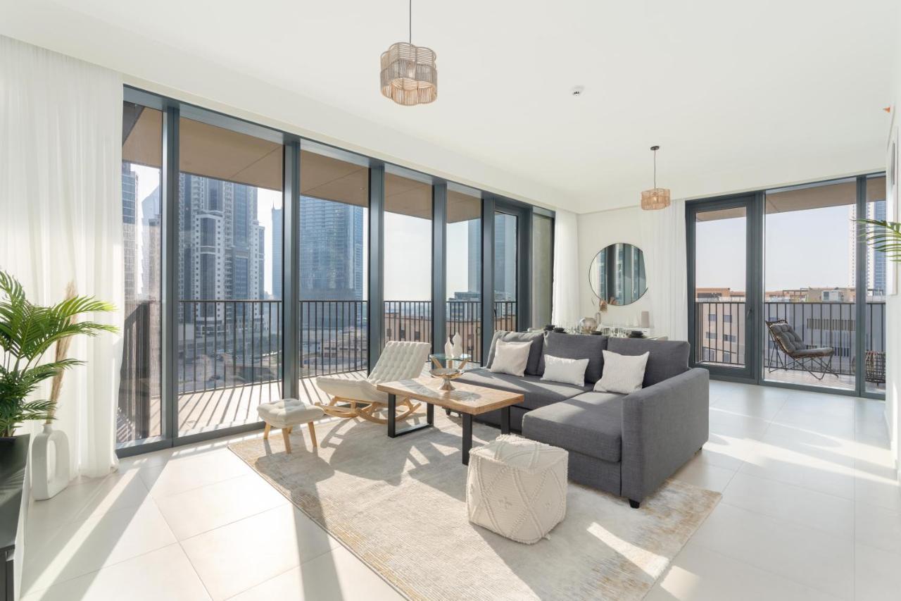Downtown / Great Location / 2bdr / 2 Balconies / 10 Min Walk From Mall * Dubai