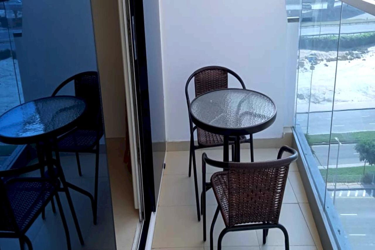 Oyo 990 Waves Tower Apartment Dubai