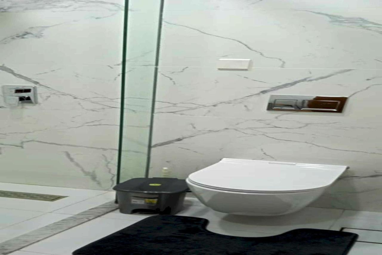 Oyo 990 Waves Tower Dubai