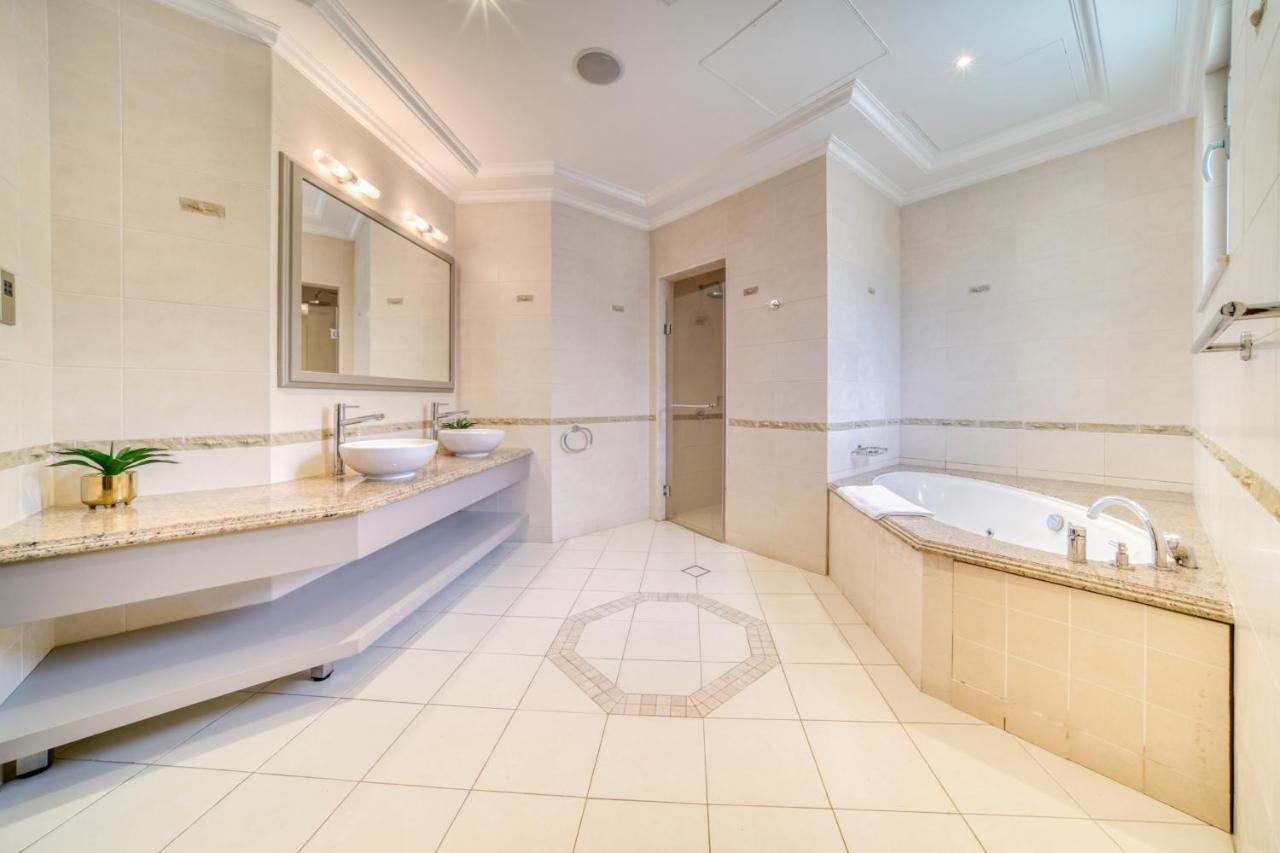 Frond E Villa, Palm Jumeirah - Mint