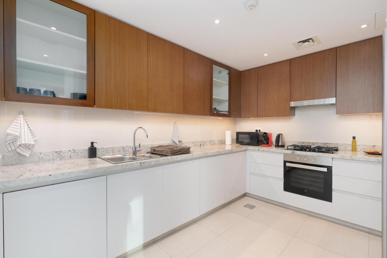 Downtown / Great Location / 2bdr / 2 Balconies / 10 Min Walk From Mall *