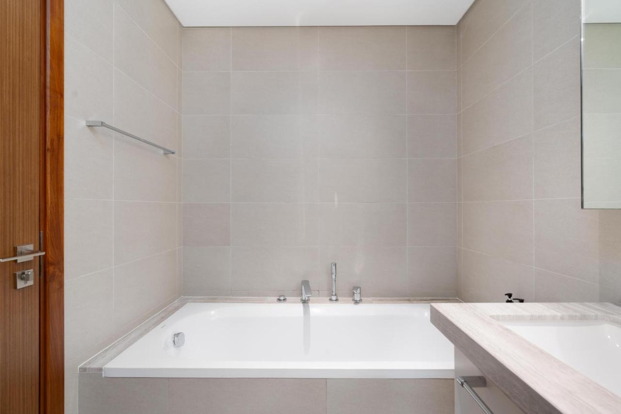 Downtown / Great Location / 2bdr / 2 Balconies / 10 Min Walk From Mall Apartment Dubai