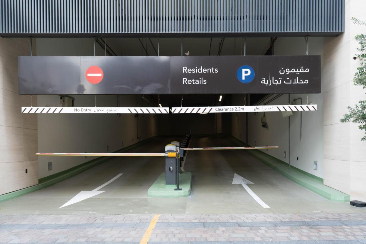 Downtown / Great Location / 2bdr / 2 Balconies / 10 Min Walk From Mall * Dubai