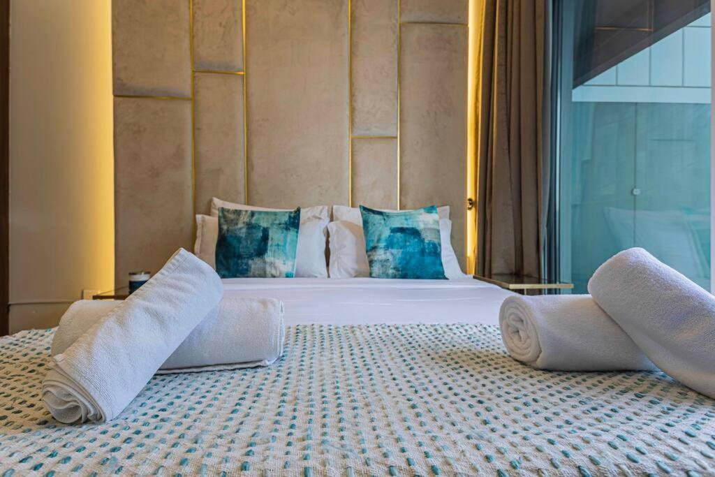 Turquoise - Downtown 1 Bedroom Business Bay - Canal View * Dubai