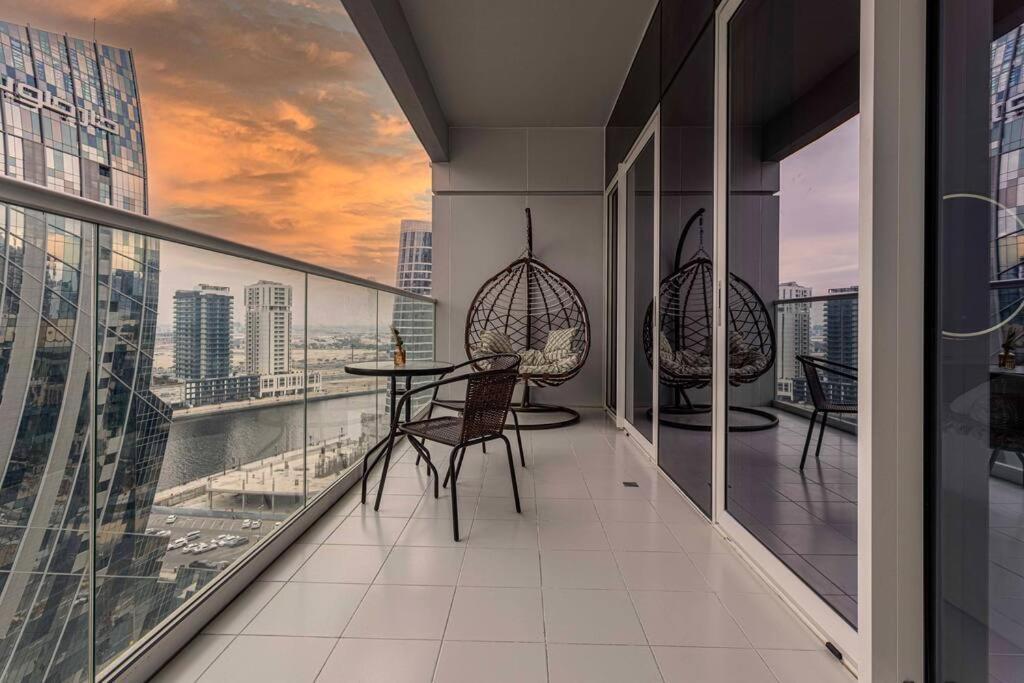 Turquoise - Downtown 1 Bedroom Business Bay - Canal View Apartment *