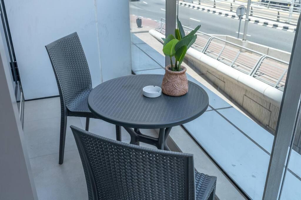 Apartment Lush Tropical Getaway In Marina Dubai