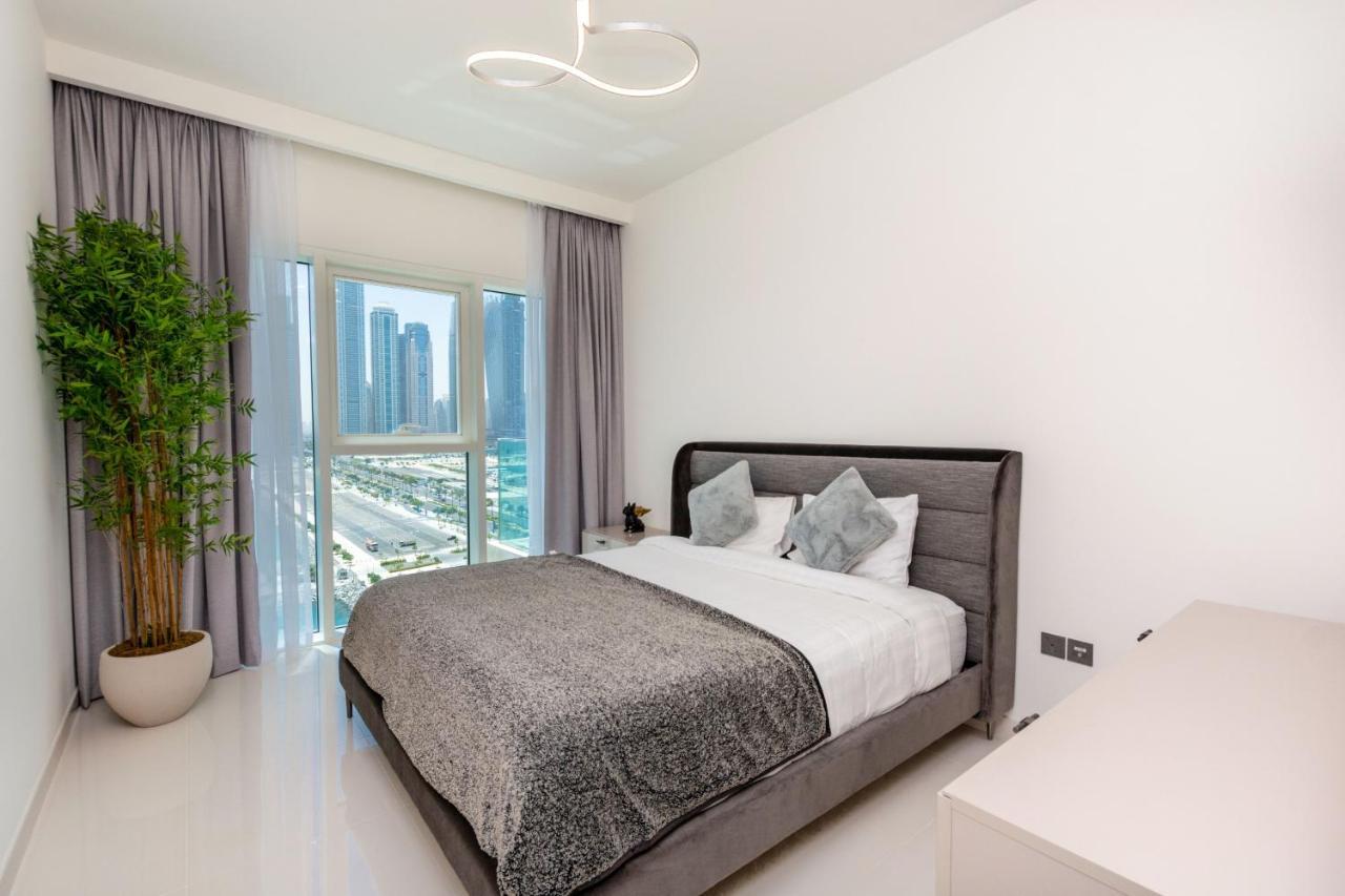 Vayk - Stunning Two Bedroom With Private Access Dubai