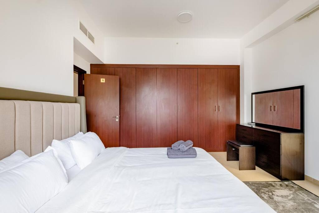 Leen Homes-jbr -spacious 4 Bedroom Guest house *