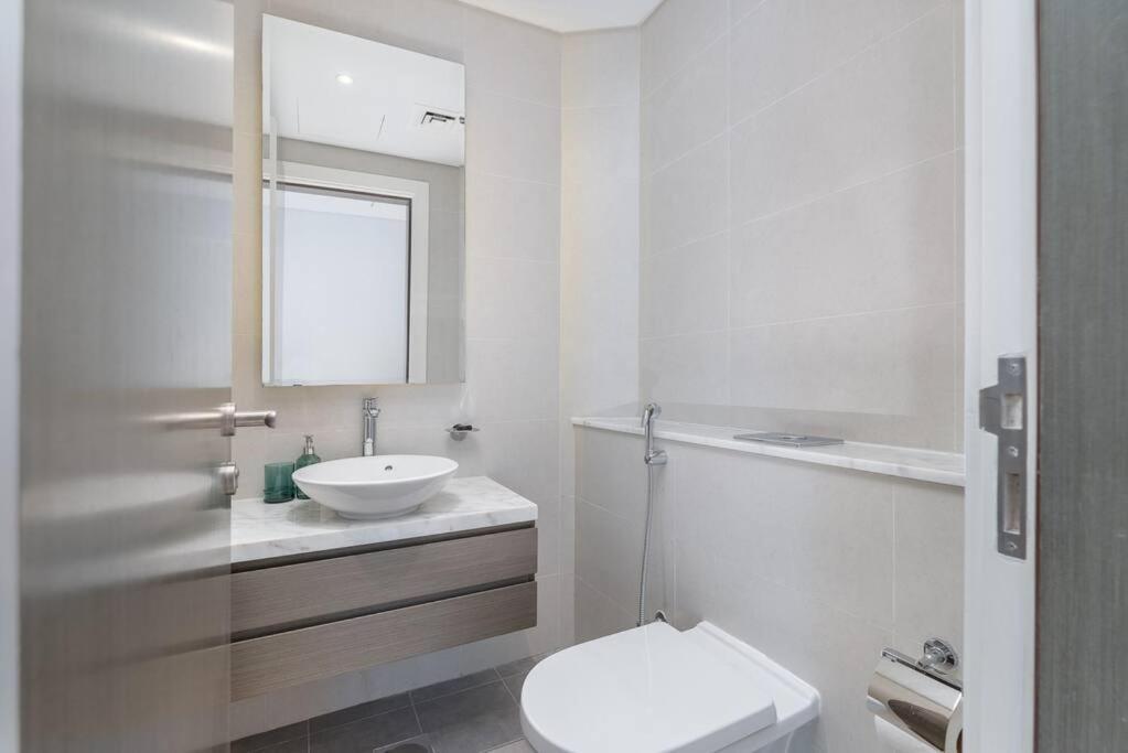 Sophisticated Business Bay Canal View By Suiteable