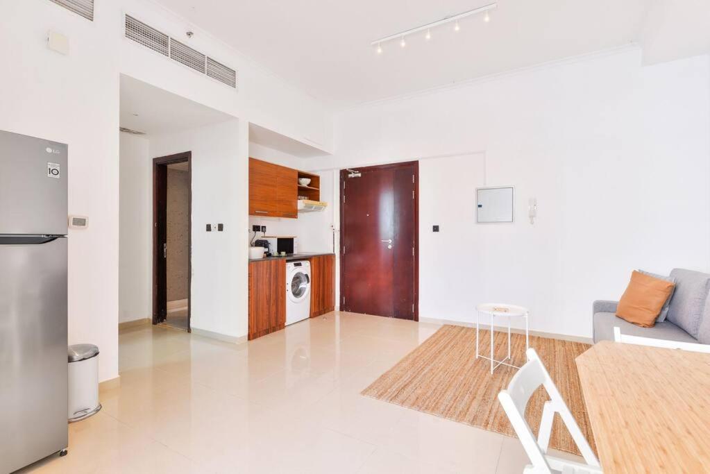 The Balcony With View For Marina. Apartment Dubai