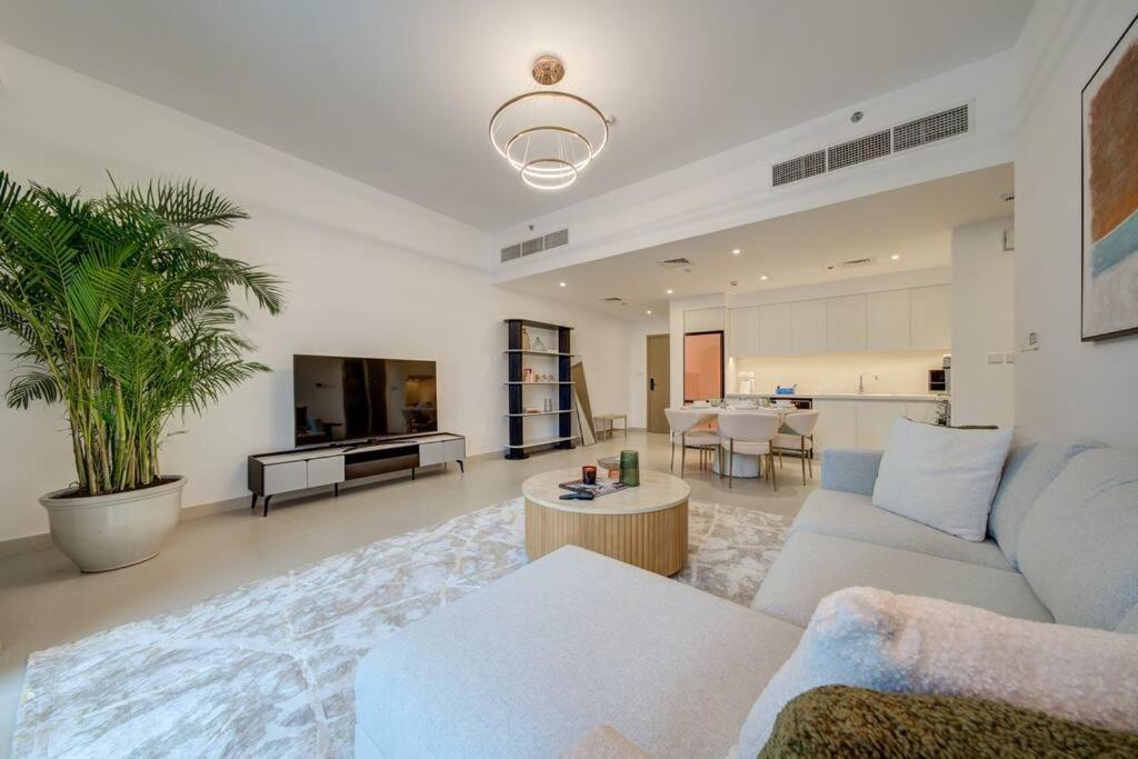 Spacious L Brand New L Great Amenities Apartment *