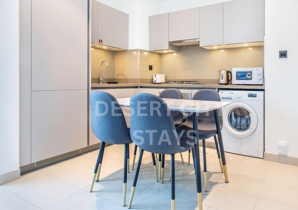 Fully Furnished 2 Bed With Burj Views, Hosted By Desert * Dubai