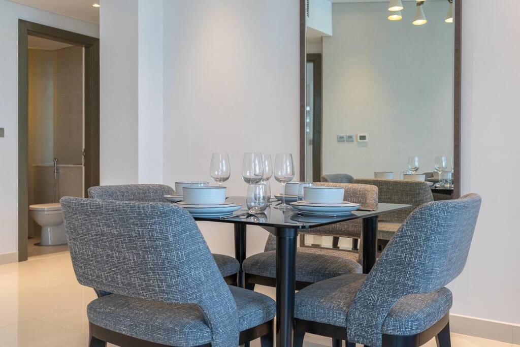Sophisticated Business Bay Canal View By Suiteable Apartment *