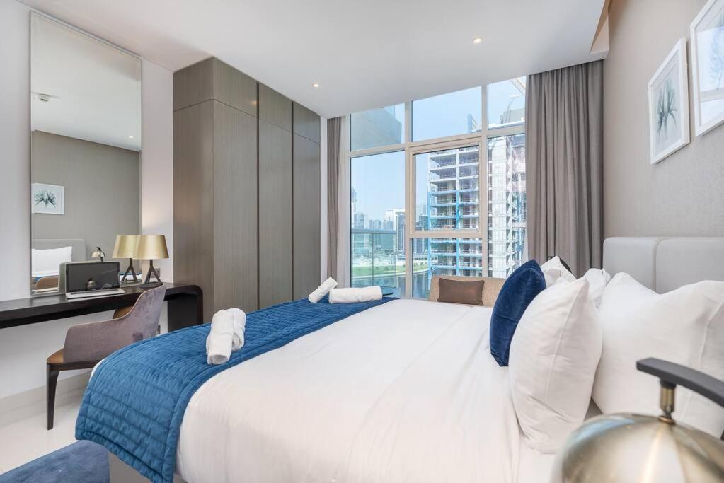 Sophisticated Business Bay Canal View By Suiteable Apartment *