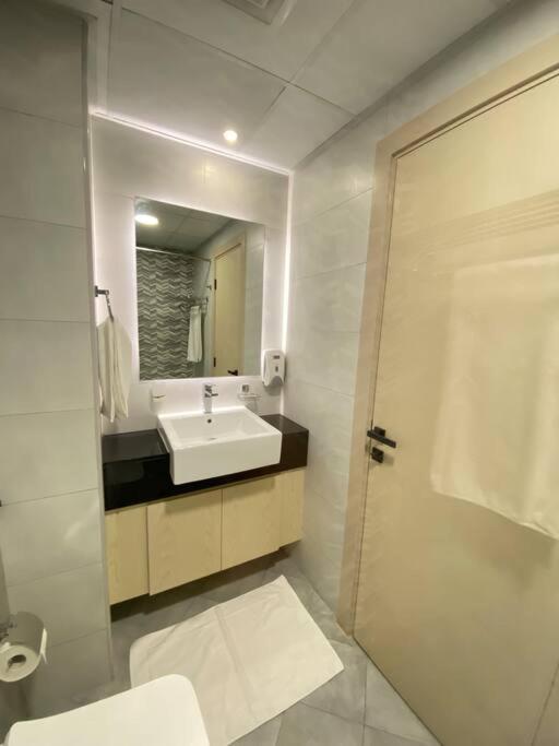 Downtown 7 Minutes Away From Burj Khalifa Apartment