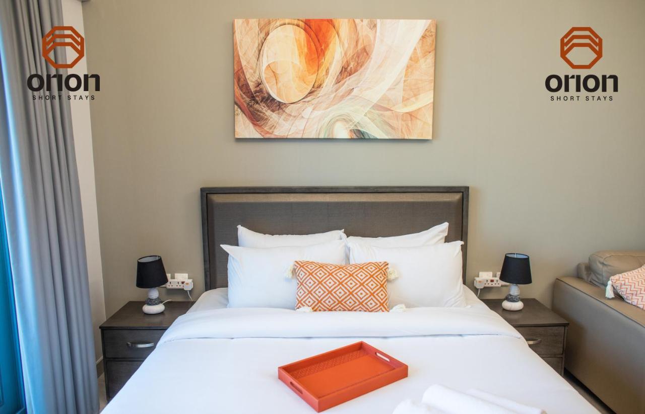 Canal View Studio: Mall Proximity & Luxury Amenities Dubai