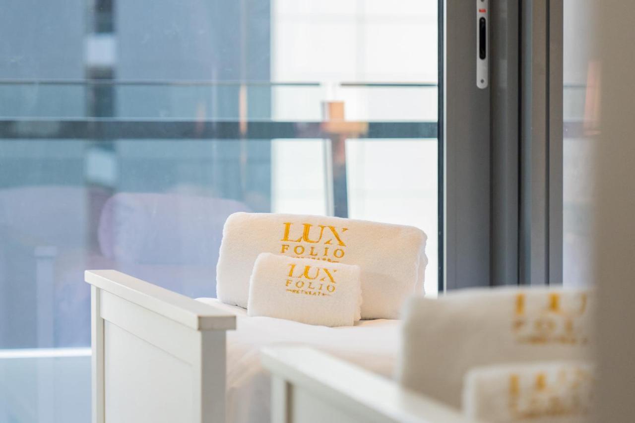 Luxfolio Retreats - Sweeping Marina View Apartment