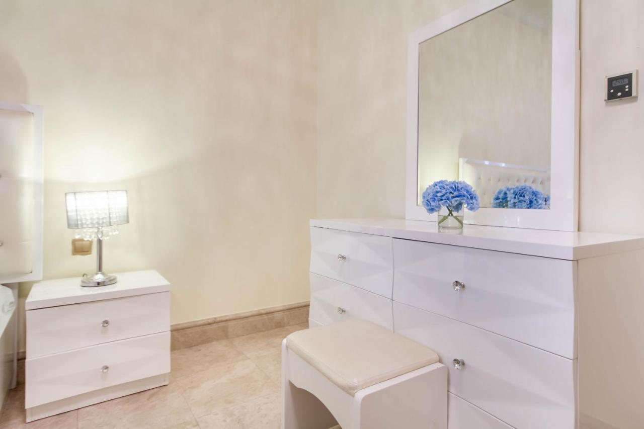 Bespoke Holiday Homes - Palm Jumeirah- 1 Bedroom Fairmont North Residence Apartment *