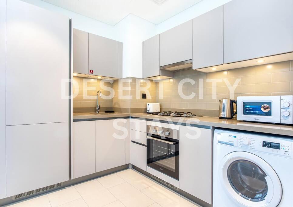 Fully Furnished 2 Bed With Burj Views, Hosted By Desert Apartment