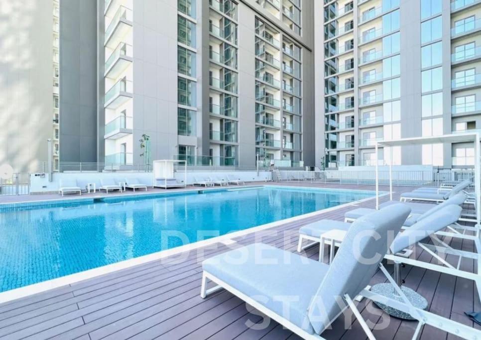 Fully Furnished 2 Bed With Burj Views, Hosted By Desert * Dubai