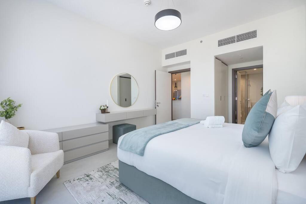 Vogue Al Wasl 1 West 13th Floor With Large Balcony For View Of Sheikh Zaid Road And One Za'abeel Tower And Burj Khalifa, Walkable To Metro With Easy Access To Sheikh Zayed Road & World Trade Centre
