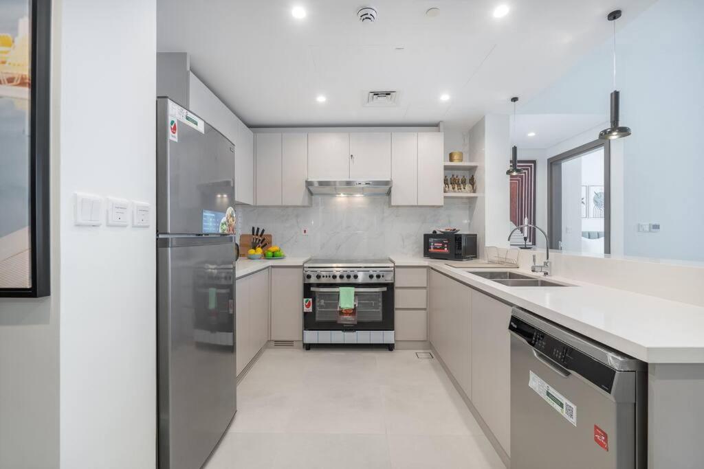 Apartment Vogue Al Wasl 1 West 13th Floor With Large Balcony For View Of Sheikh Zaid Road And One Za'abeel Tower And Burj Khalifa, Walkable To Metro With Easy Access To Sheikh Zayed Road & World Trade Centre *