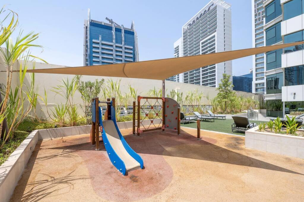Studio Canal View With Partial Burj Khalifa View 5min To Mall Apartment Dubai