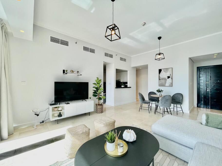 Stunning With Balcony Marina View Apartment *