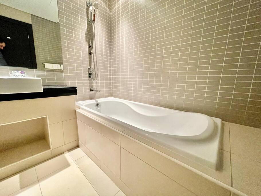 Stunning With Balcony Marina View *