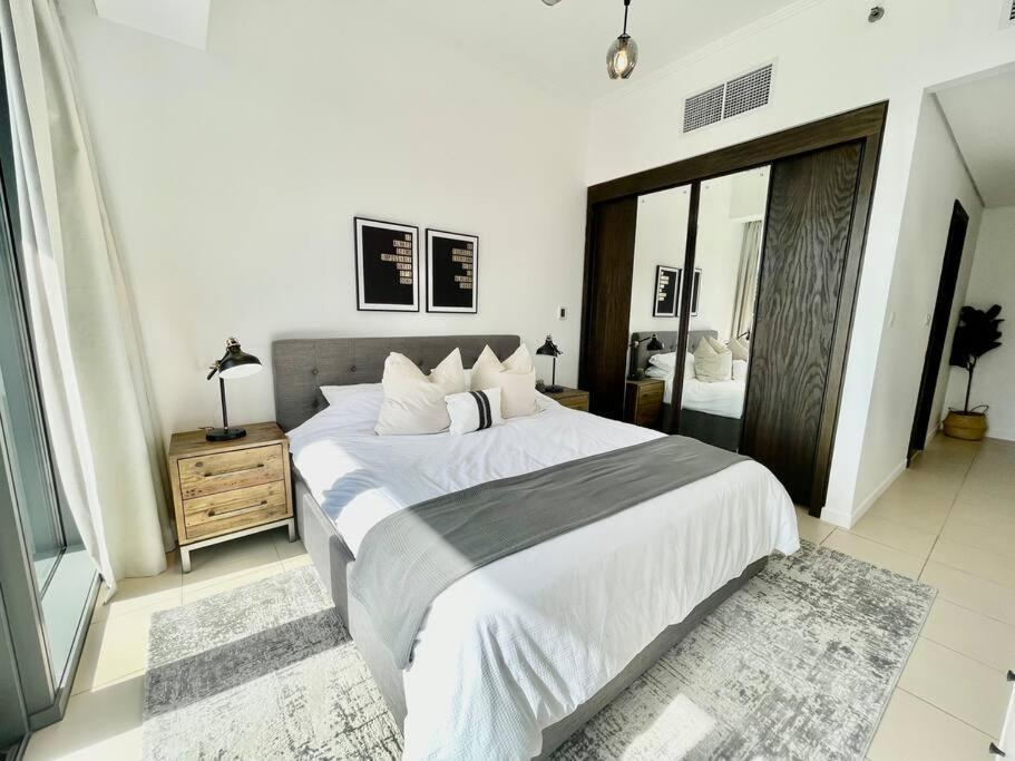 Stunning With Balcony Marina View Apartment