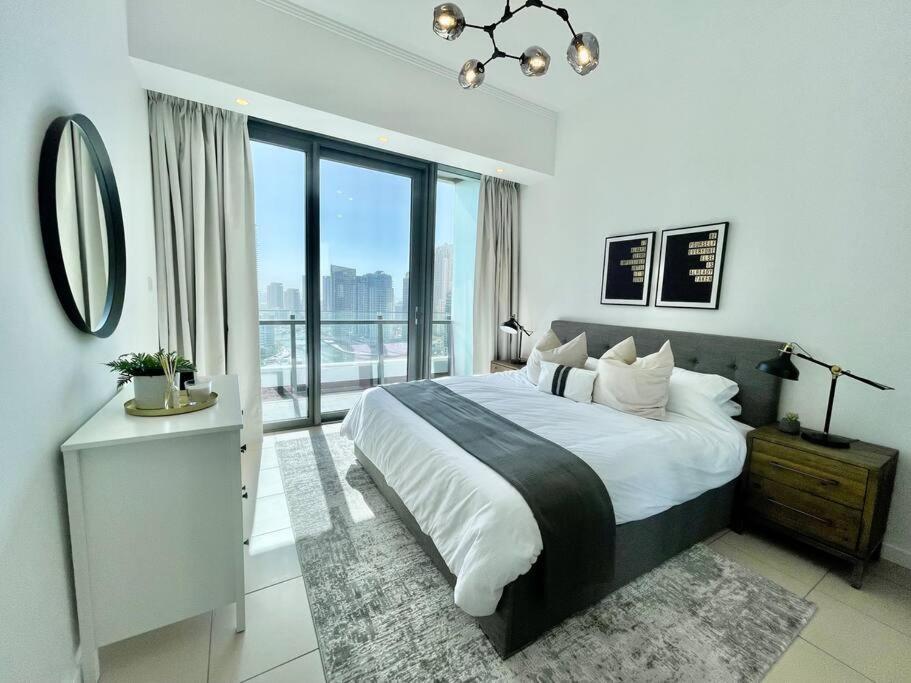 Stunning With Balcony Marina View