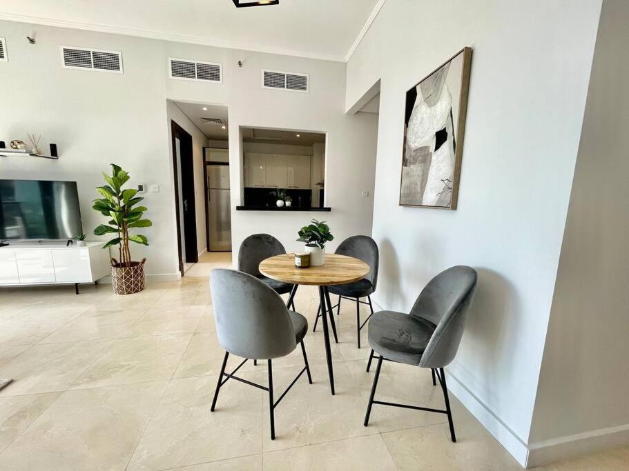 Stunning With Balcony Marina View Apartment